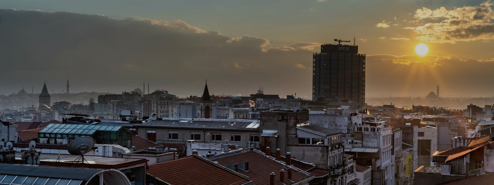 Altın saat ışığında modern konut bloğu siluetleri